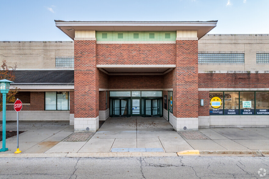 980 Elk Grove Town Ctr, Elk Grove Village, IL for rent - Building Photo - Image 3 of 12