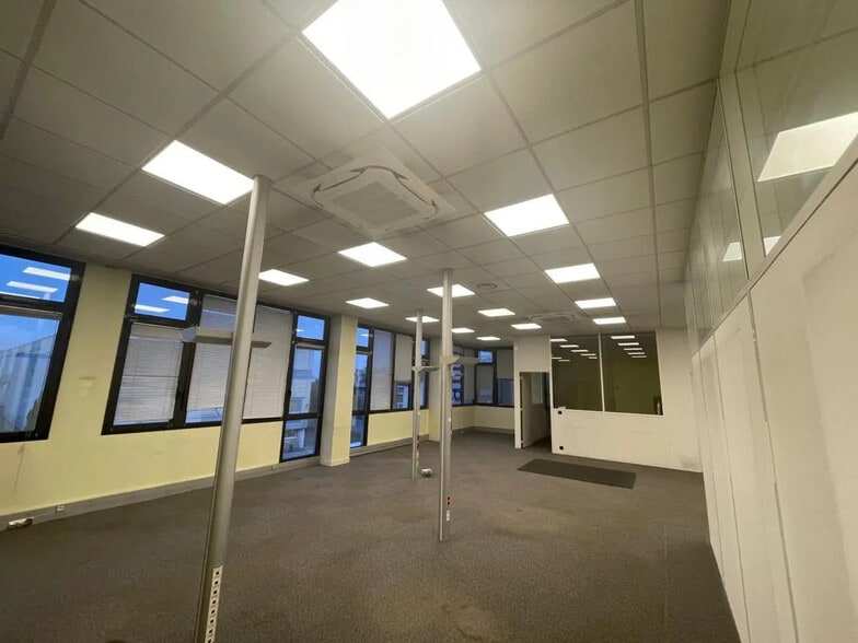 35 Rue Berthollet, Arcueil to rent - Interior Photo - Image 2 of 2