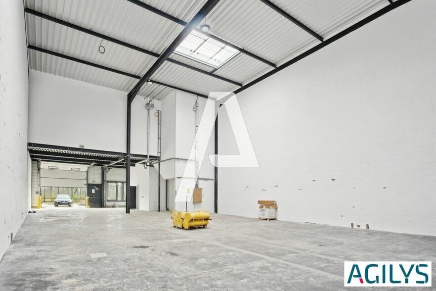 Light Industrial in Courtry for sale - Interior Photo - Image 3 of 4