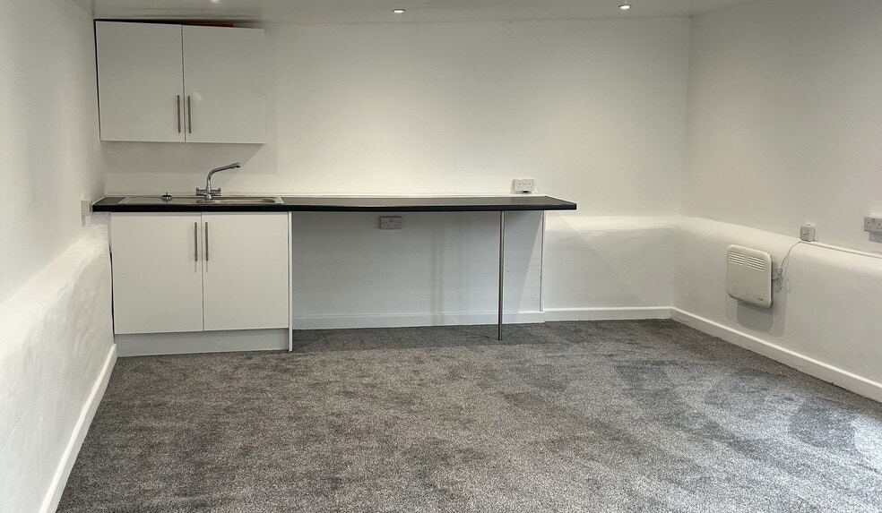 Coombe Hill Rd, East Grinstead to rent - Interior Photo - Image 1 of 1