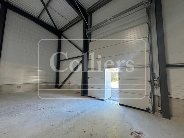 Light Industrial in Signes to rent - Interior Photo - Image 2 of 2