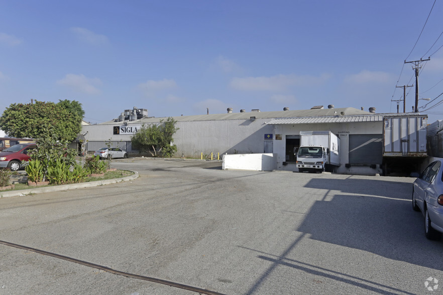 711 E Rosecrans Ave, Los Angeles, CA for rent - Primary Photo - Image 1 of 14