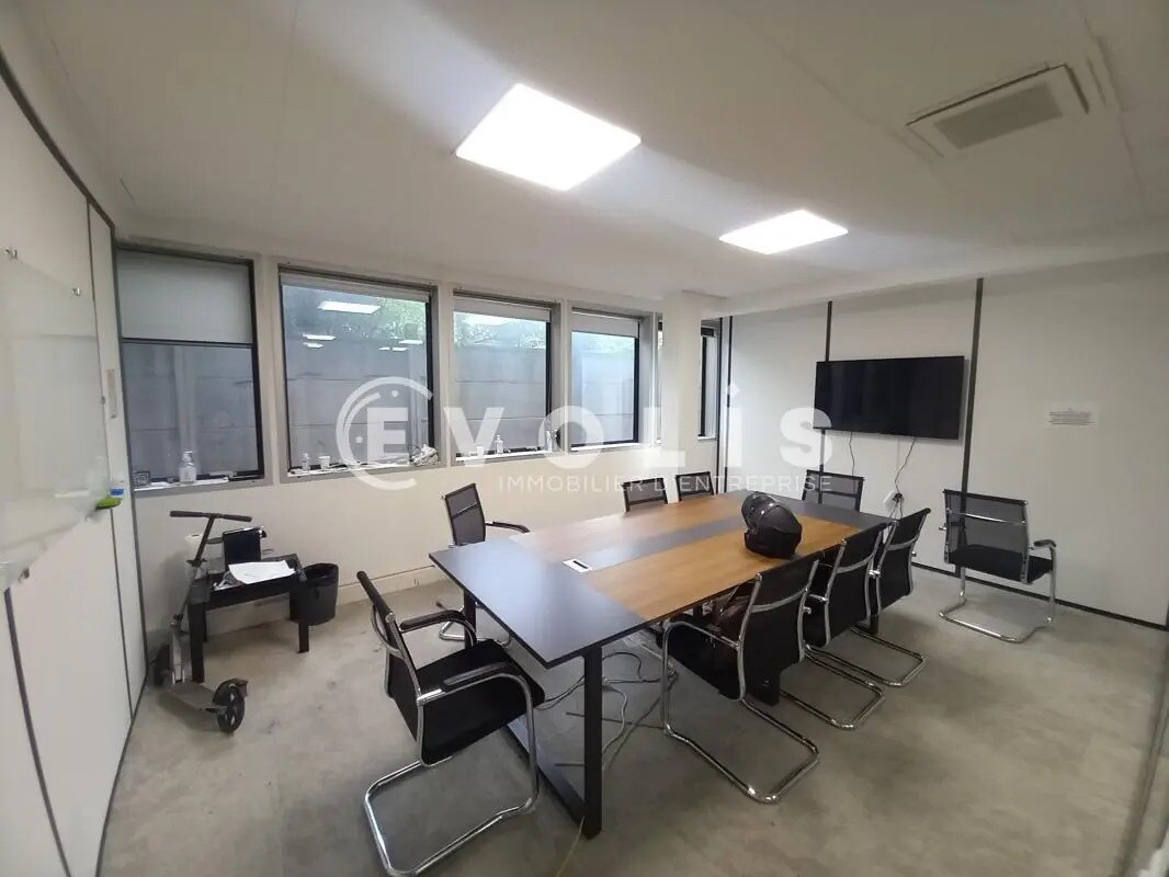 Office in Malakoff to rent Interior Photo- Image 1 of 12