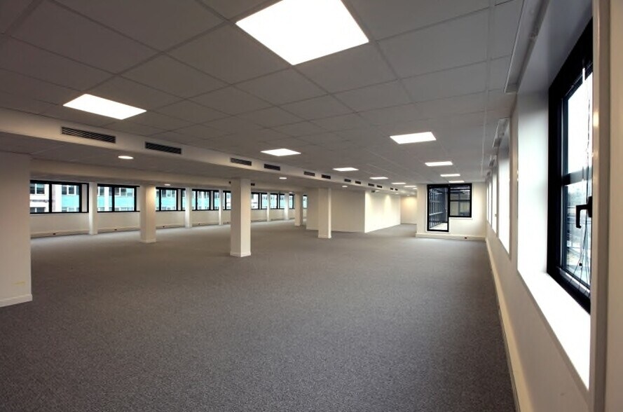 Office in Levallois-Perret to rent - Building Photo - Image 2 of 7