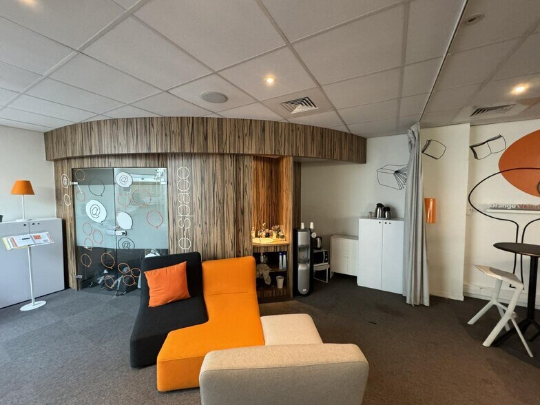 Office in Marseille to rent - Building Photo - Image 3 of 13
