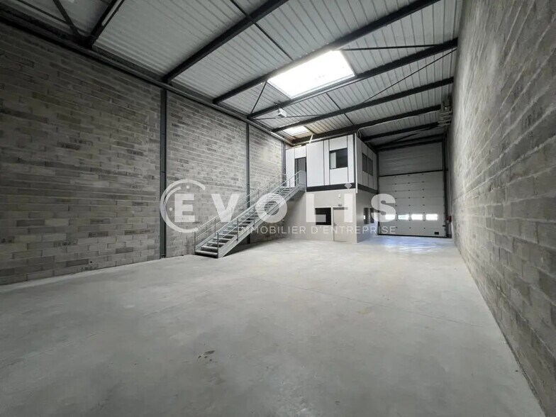 Light Industrial in Genas to rent - Interior Photo - Image 1 of 14