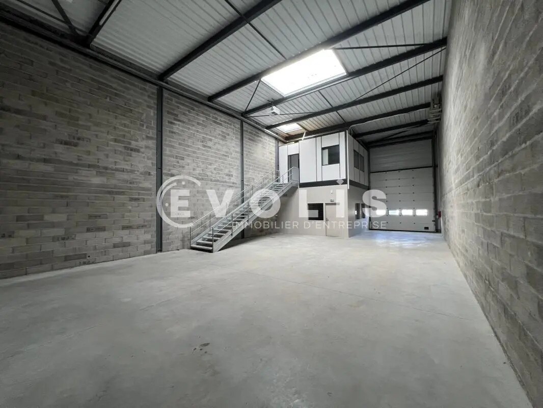 Light Industrial in Genas to rent Interior Photo- Image 1 of 15