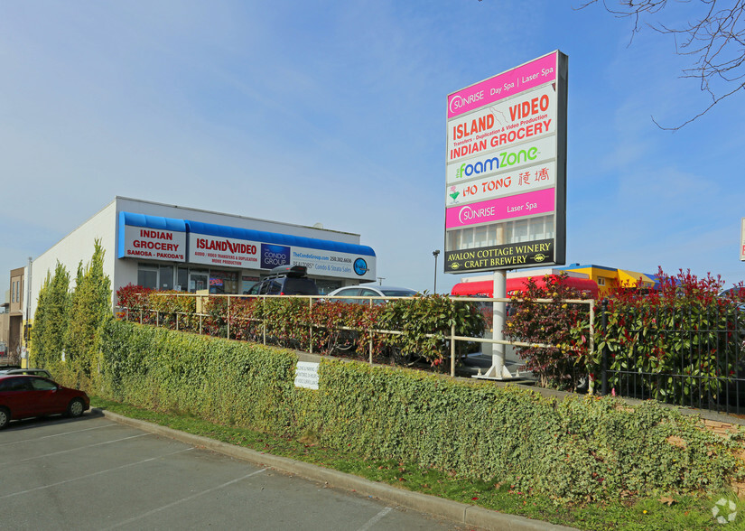 3388 Douglas St, Saanich, BC for rent - Building Photo - Image 3 of 6