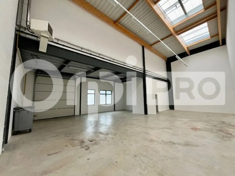 Light Industrial in Lieusaint to rent Interior Photo- Image 1 of 9