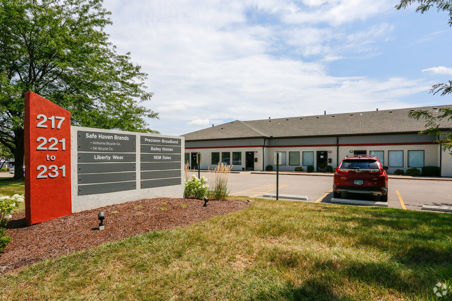 221-229 S Pioneer Blvd, Springboro, OH for rent - Primary Photo - Image 1 of 8