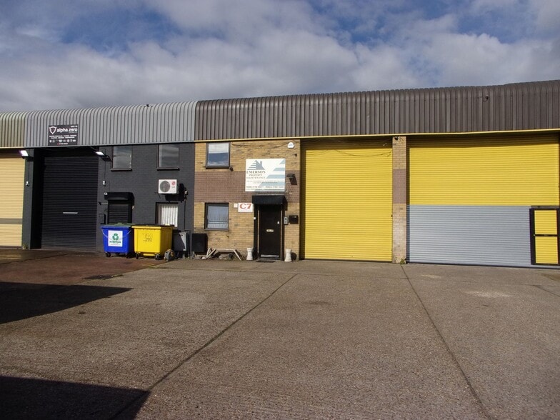 Marsh Way, Rainham to rent - Building Photo - Image 2 of 4