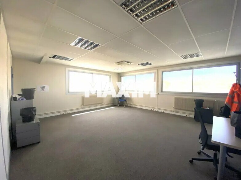 2 Rue Des Frères Montgolfier, Chenôve to rent - Interior Photo - Image 2 of 5