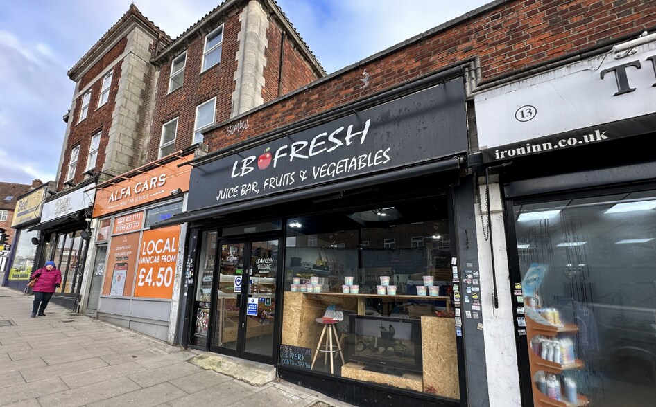 11 Victoria Rd, Ruislip for sale - Primary Photo - Image 1 of 1