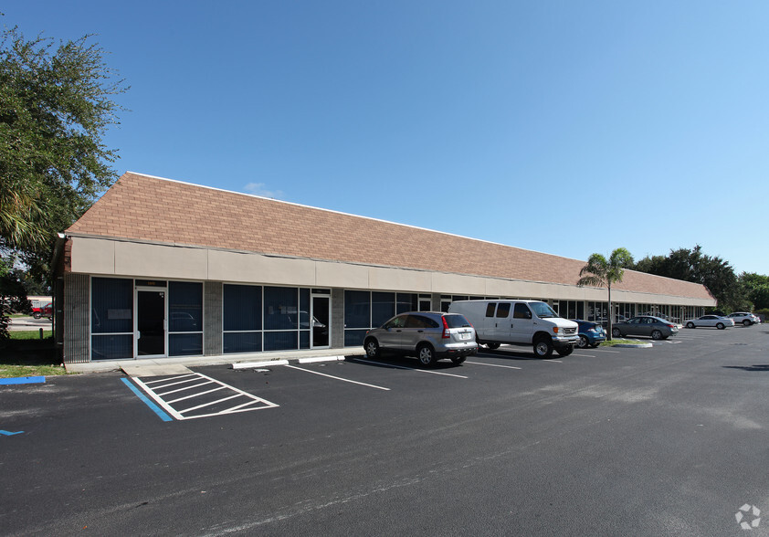 1402-1472 Old Dixie Hwy, Vero Beach, FL for rent - Primary Photo - Image 1 of 35