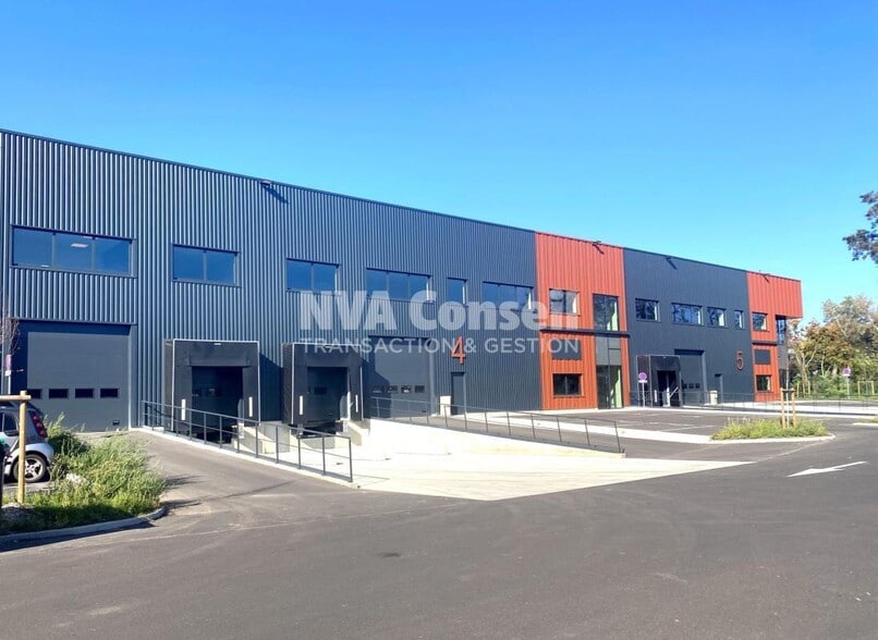 Industrial in SAINT-OUEN-L'AUMONE to rent - Building Photo - Image 1 of 19