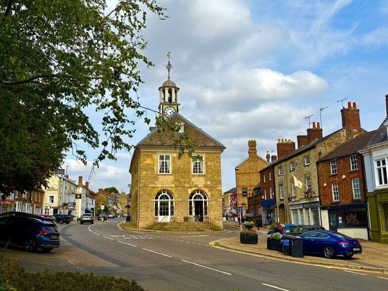 Market Pl, Brackley to rent - Building Photo - Image 2 of 8