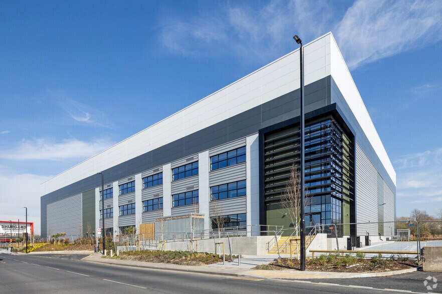 Jenkins Ln, Barking to rent - Primary Photo - Image 1 of 4