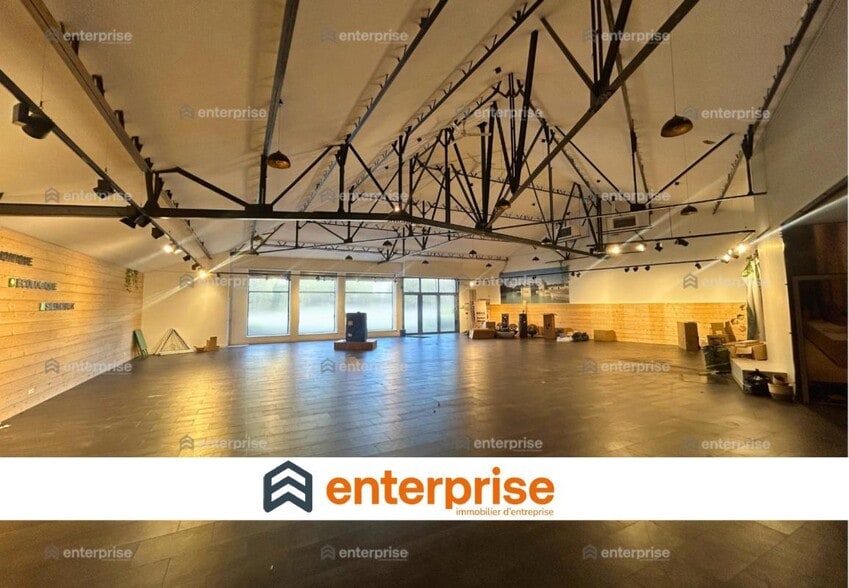 Retail in Chantilly to rent - Interior Photo - Image 1 of 1