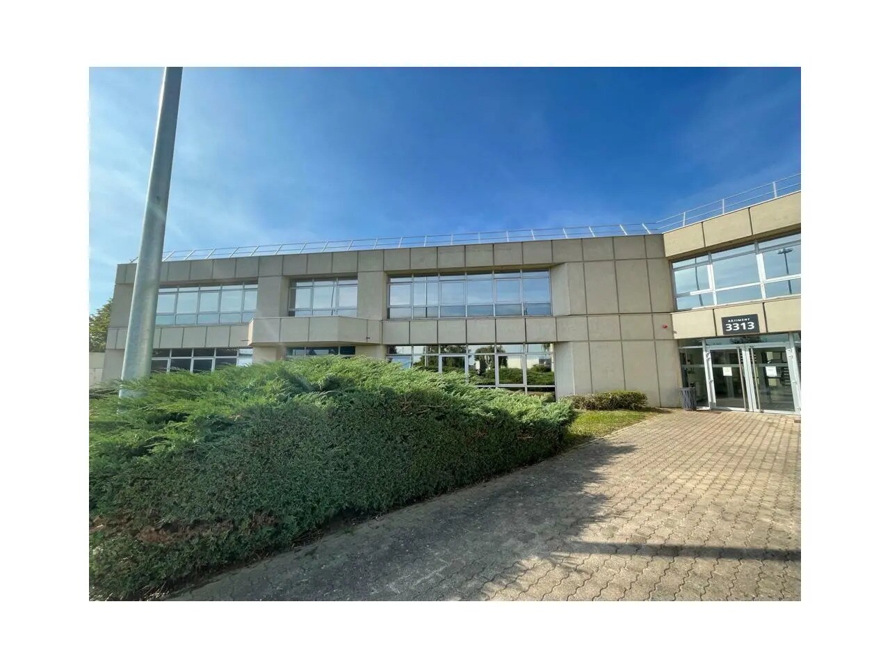 Office in Roissy-en-France to rent Building Photo- Image 1 of 7