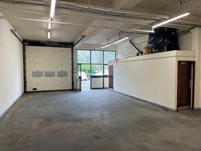 Vulcan Way, Croydon to rent Interior Photo- Image 1 of 2