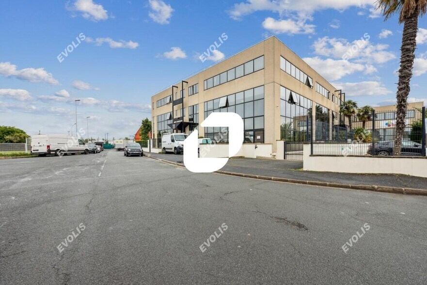 Light Industrial in Noisy-le-Sec to rent - Building Photo - Image 2 of 13