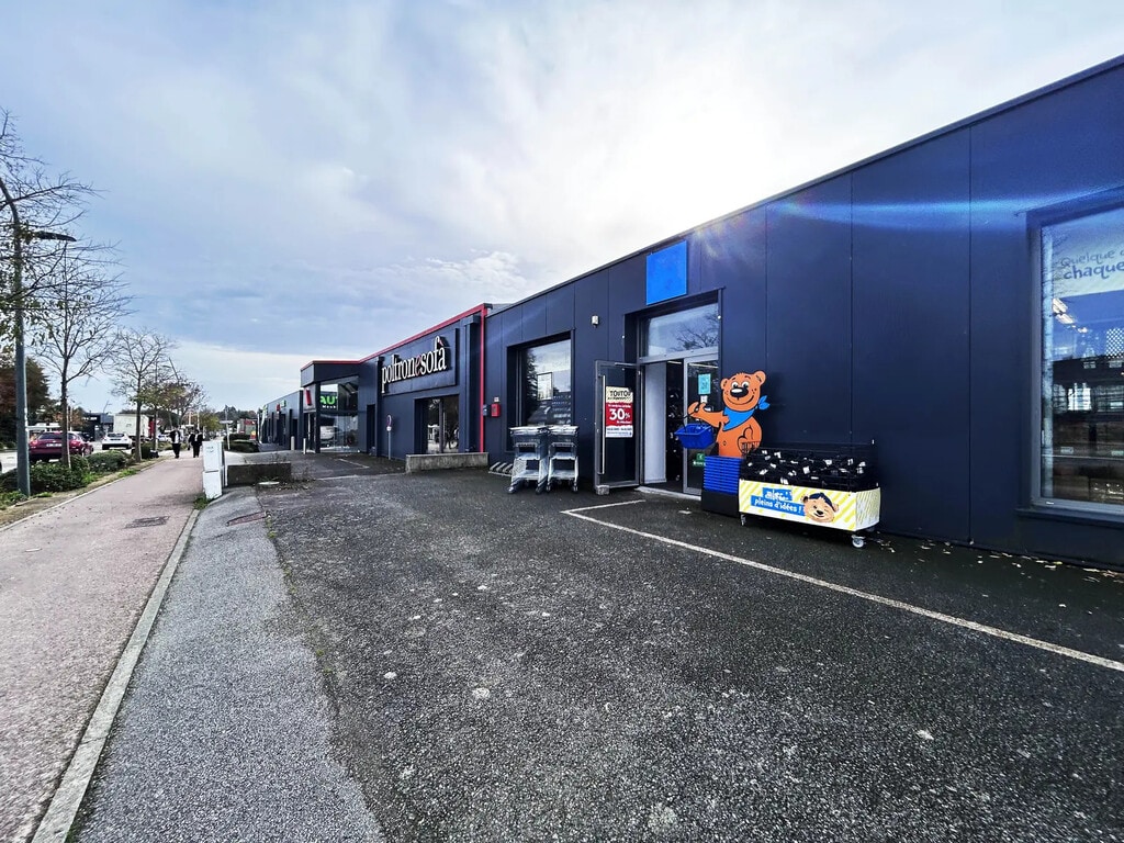 Location Commerce 750 m² - Photo 1