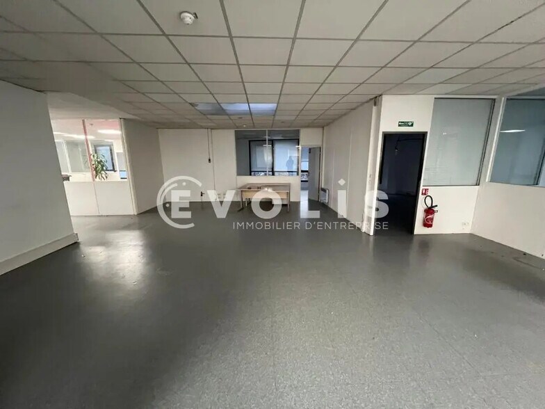 Office in Lognes to rent - Interior Photo - Image 1 of 8