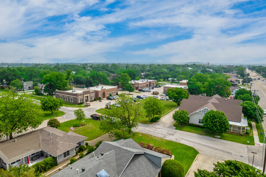 118 Lynn Ave, Lewisville, TX for sale - Aerial - Image 2 of 10