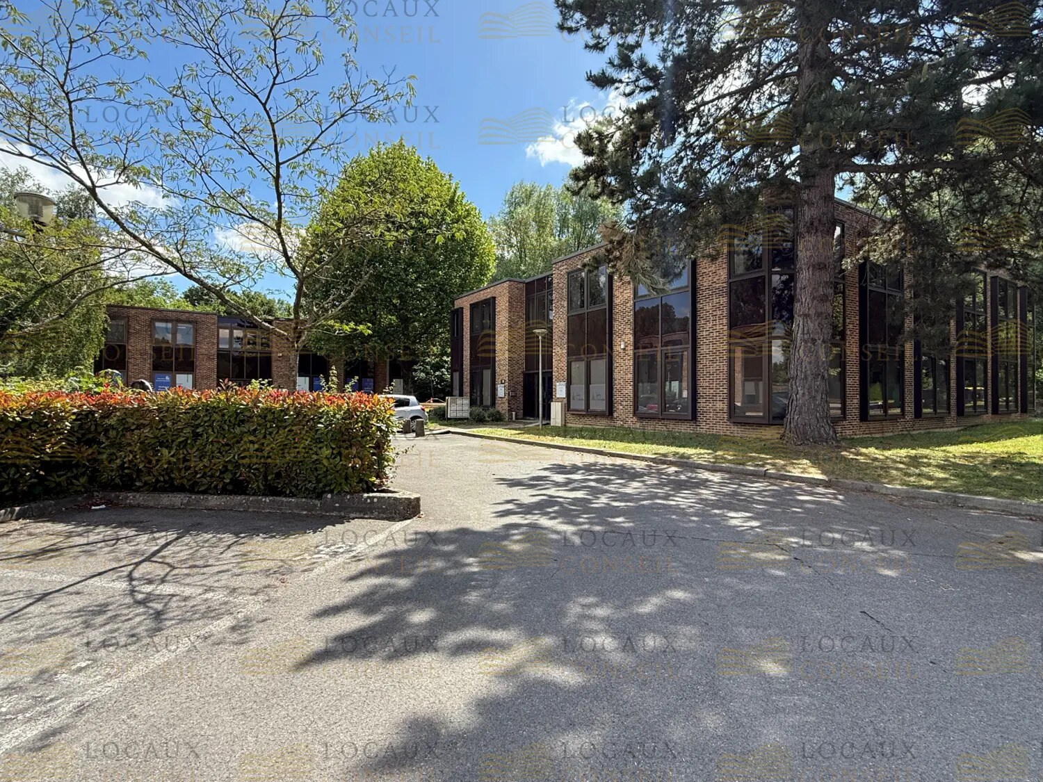 Light Industrial in Croissy-Beaubourg to rent Building Photo- Image 1 of 14