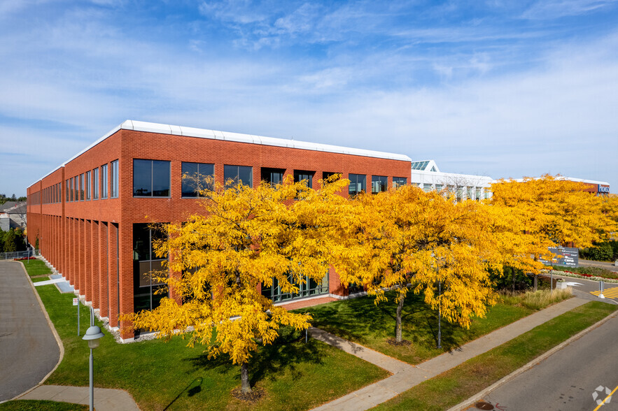 400 Av Sainte-Croix, Saint-Laurent, QC for rent - Building Photo - Image 2 of 7