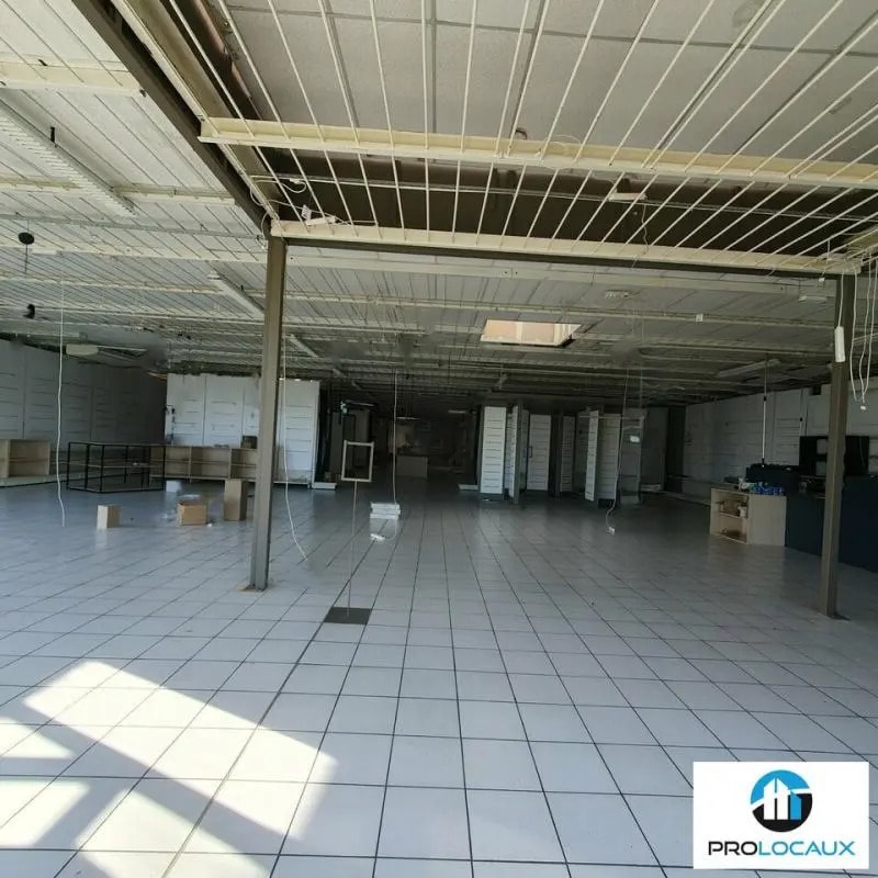 Location Commerce 808 m² - Photo 1