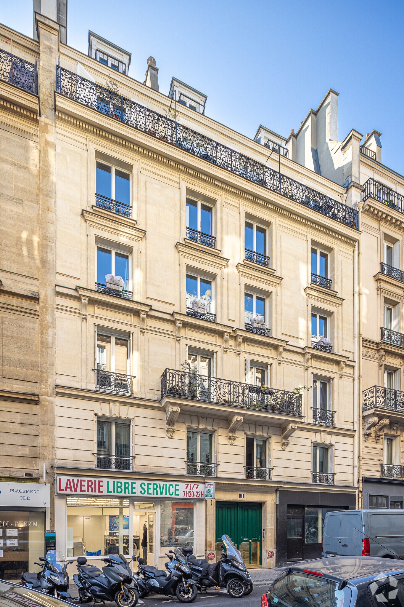 Office in Paris for sale Primary Photo- Image 1 of 2