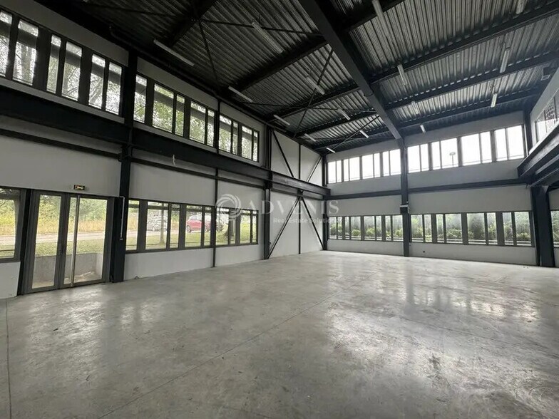 Light Industrial in Roissy-en-France to rent - Interior Photo - Image 3 of 11