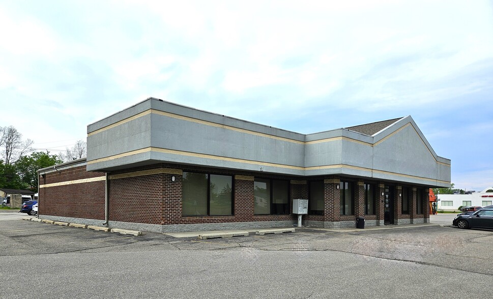 2020 E Grand River Ave, Howell, MI for rent - Building Photo - Image 2 of 4