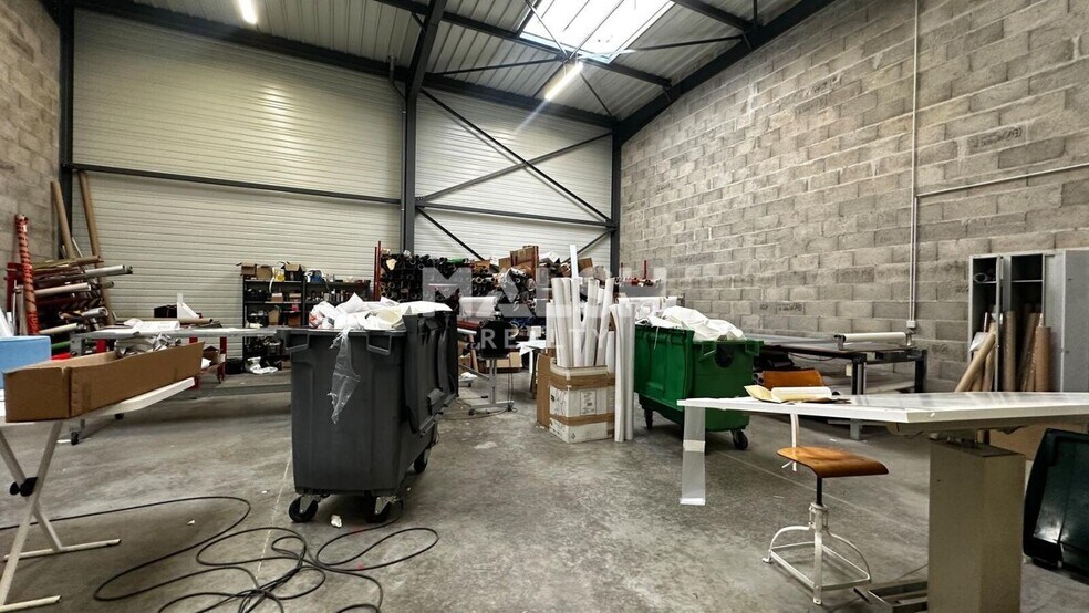 Light Industrial in Cailloux-sur-Fontaines to rent - Building Photo - Image 2 of 7