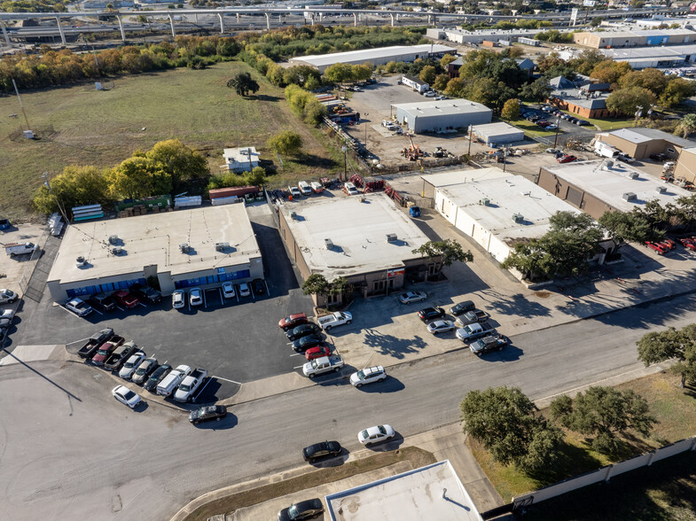 4402-4406 Centergate St, San Antonio, TX for rent - Building Photo - Image 3 of 9