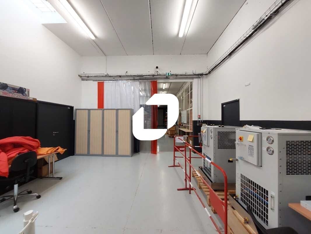 Light Industrial in Trappes for sale Interior Photo- Image 1 of 8