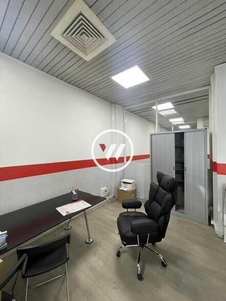 Retail in Marseille to rent - Building Photo - Image 2 of 10