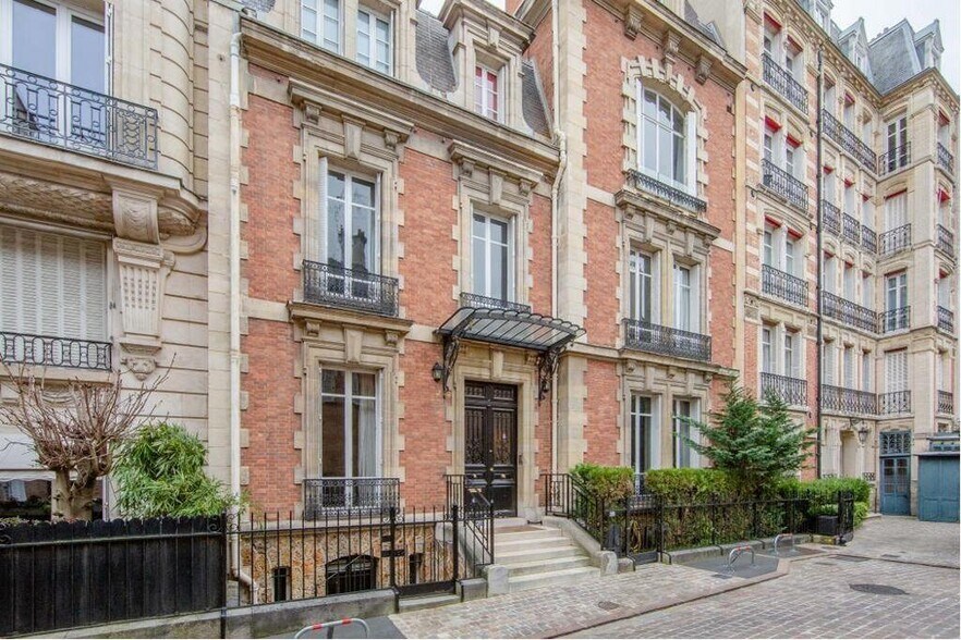 Office in Paris for sale - Building Photo - Image 1 of 11