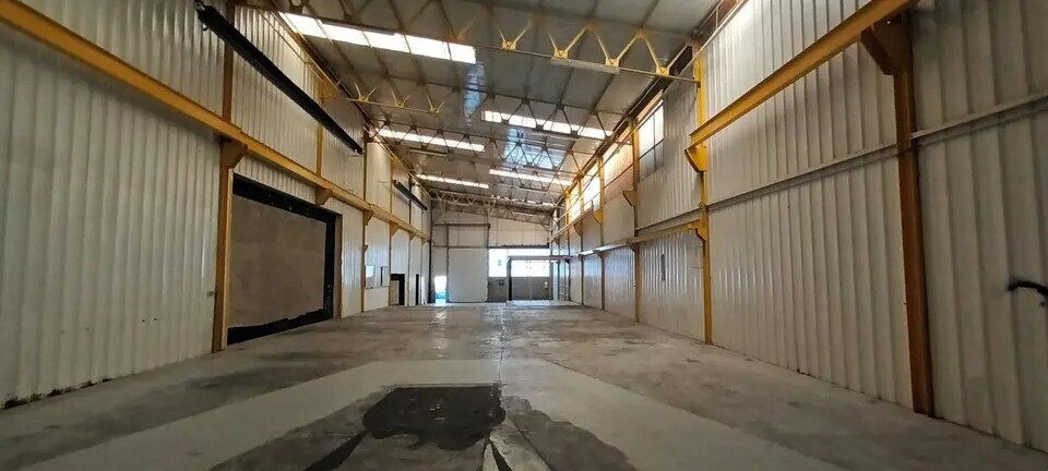 Location Local d'activités 426 m² - Photo 1