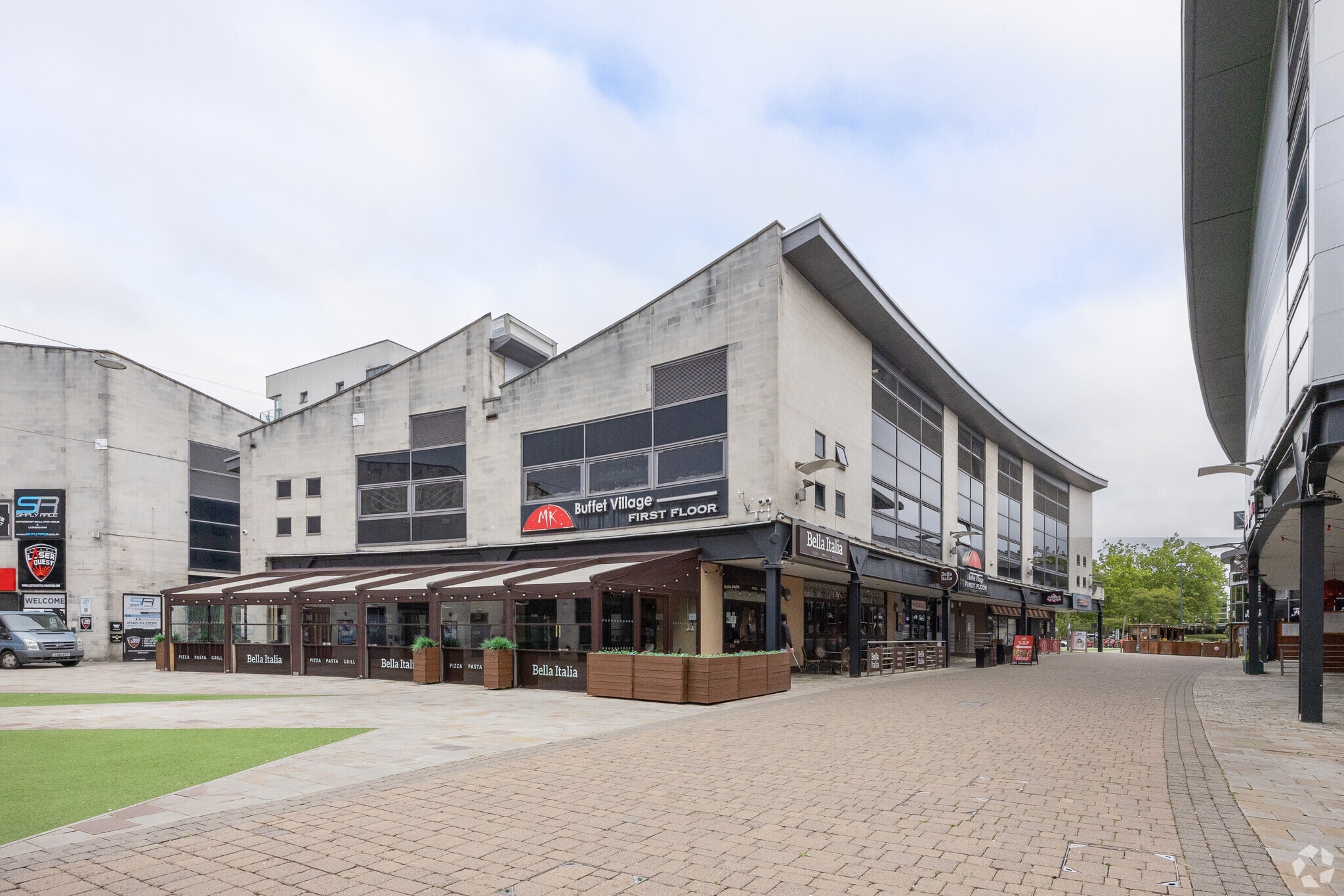2-12 Savoy Crescent, Milton Keynes for sale Primary Photo- Image 1 of 7