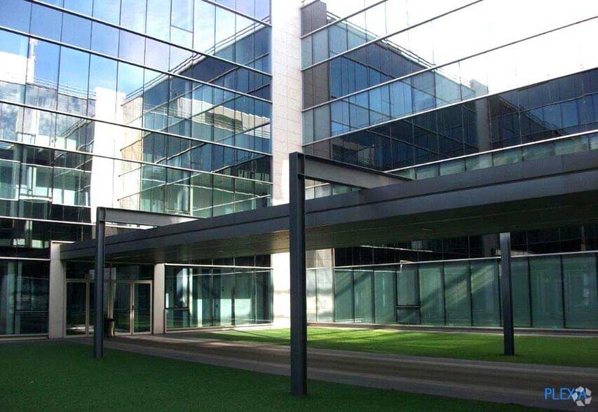 Calle Isla del Hierro, 3, San Sebastián de los Reyes, Madrid to rent - Building Photo - Image 3 of 13