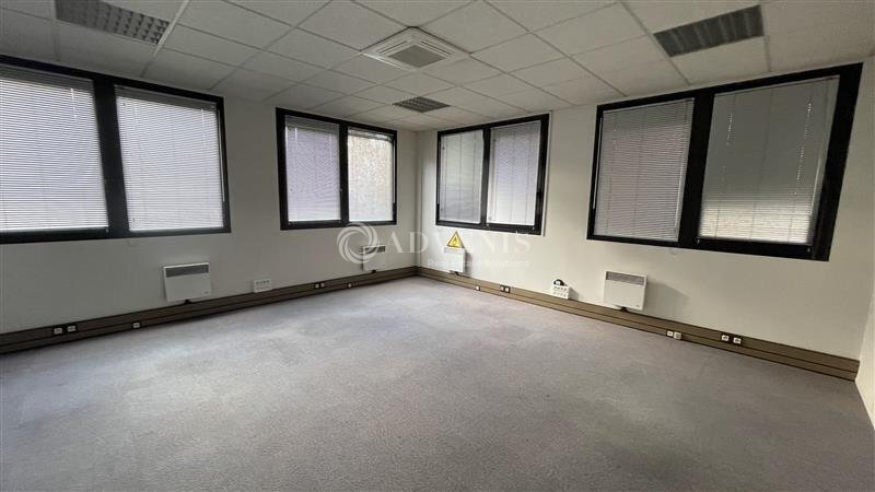 Office in Croissy-Beaubourg to rent - Interior Photo - Image 3 of 10