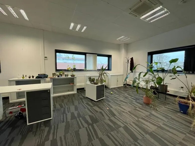 Light Industrial in Ivry-sur-Seine to rent - Interior Photo - Image 2 of 4