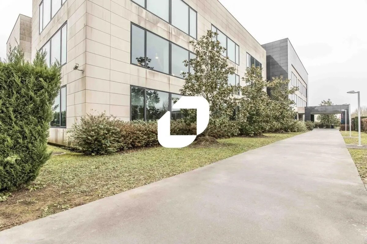 Office in Lieusaint to rent Building Photo- Image 1 of 5