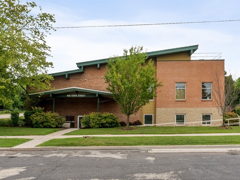 920 State St, Manitowoc, WI for rent - Building Photo - Image 1 of 8