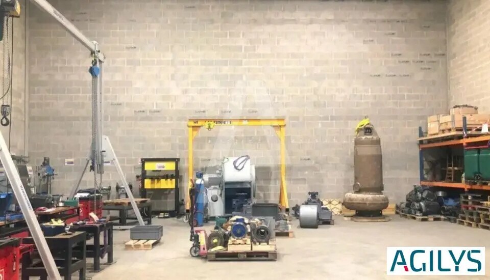 Light Industrial in Élancourt to rent - Interior Photo - Image 3 of 4