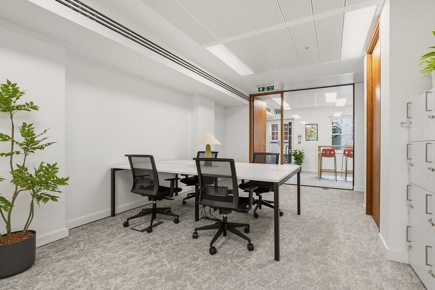 32 Dover St, London to rent - Building Photo - Image 3 of 17