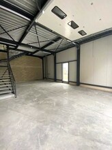 Light Industrial in Bagnolet to rent Interior Photo- Image 2 of 2