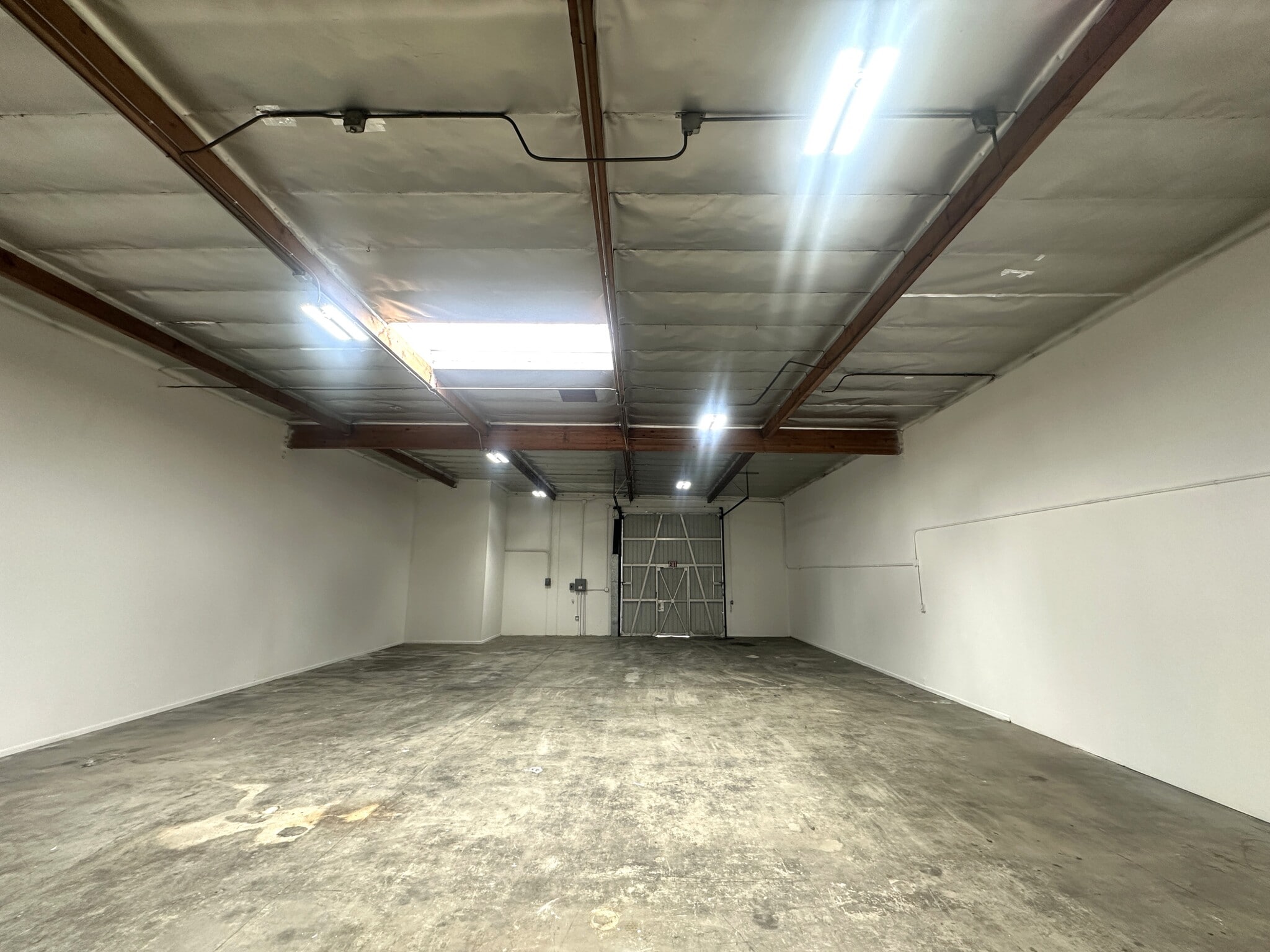 2700 S Main St, Santa Ana, CA to rent Interior Photo- Image 1 of 8